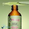 روغن رزماری و نعناع میله 60 میلی لیتر Mielle روغن رزماری و نعناع میله 60 میلی لیتر Mielle ضد ریزش مو مخصوص پوست سر است که شامل چندین عصاره و روغن گیاهی بوده و رایحه شاداب و نیروبخشی دارد. فرمولاسیون روغن ضد ریزش مو رزماری و نعناع میله غنی از مواد مغذی است که به شما کمک می‌کند تا نگرانی‌های موهای خود را برطرف کنید. این روغن مو برای تغذیه فولیکول‌های مو، درمان موخوره و دوشاخه شدن مو و کمک به خشکی پوست سر، از مواد طبیعی، ارگانیک و روغن‌های ضروری استفاده می‌کند. بیش از 30 اسانس و عصاره در این محصول سبب کنترل و درمان ریزش مو شده و تار مو را از ریشه ضخیم و مستحکم می‌سازد. این محصول بدون پارابن، سولفات، پارافین، روغن معدنی، DEA و تست حیوانی تولید شده است. همچنین این محصول باکیفیت ساخت آمریکا میباشد. روغن رزماری و نعناع میله 60 میلی لیتر Mielle ترکیبات اصلی: رزماری: خواص آنتی اکسیدانی، ضد التهابی و ضد قارچی آن برای بهبود سلامت پوست سر و تقویت مو شناخته شده است. افزایش گردش خون در ناحیه پوست سر، تقویت فولیکول‌ها و جلوگیری از ریزش مو نیز از دیگر خواص روغن رزماری اصل است؛ همچنین پس از استفاده منظم، تعداد و ضخامت موهای سر را افزایش می‌دهد. استفاده از روغن رزماری و اعمال آن روی پوست سر می‌تواند التهاب و خارش را در این ناحیه تسکین دهد و شوره‌های مزاحم را از بین ببرد. روغن نعنا فلفلی: نعنای موجود در فرمولاسیون روغن رزماری میله فولیکول‌های مو را تقویت می‌کند و باعث مقاوم شدن آن می‌شود. همچنین جریان خون را زیاد می‌کند و اکسیژن کافی به ریشه موها می‌رساند؛ بنابراین ریشه موها تقویت شده و ریزش مو متوقف می‌شود. روغن نعنا فلفلی به تمام سطح پوست سر شما نفوذ می‌کند و باعث تحریک فولیکول‌های مو می شود. این روغن باعث افزایش گردش خون و بنابراین باعث افزایش رشد مو می شود. این روغن باعث قوی‌تر کردن ریشه موها با فراهم کردن مواد مغذی می شود. بیوتین: ویتامین B7 (بیوتین) تولید کراتین در بدن را تحریک می‌کند. کراتین پروتئین اصلی است که در ساختار پوست، مو و ناخن نقش دارد. بیوتین با تحریک تولید کراتین در بدن قادر است تا سرعت رشد فولیکول‌های مو را افزایش دهد. در این صورت به پرپشت‌شدن موها کمک شده و ریزش مو نیز کاهش می‌یابد. روغن رزماری و نعناع میله 60 میلی لیتر Mielle مزایای استفاده: خاصیت ضد ریزش مو: روغن رزماری به افزایش گردش خون در پوست سر کمک می کند و رشد مو را تحریک می کند. نعناع نیز به تقویت فولیکول های مو کمک می کند و از ریزش مو جلوگیری می کند. تقویت کننده پوست سر: این روغن به مرطوب کردن و تغذیه پوست سر کمک می کند و خشکی، خارش و پوسته پوسته شدن را از بین می برد. تقویت کننده مو: این محصول به تقویت ساقه مو کمک می کند و از شکستگی و موخوره جلوگیری می کند. رشد مو: روغن تقویت مو میله به افزایش سرعت رشد مو کمک می کند. درخشان کننده مو: این روغن باعث افزایش درخشش و طراوت مو می‌شود. روغن رزماری و نعناع میله 60 میلی لیتر Mielle ویژگی های محصول: روغن ضد ریزش،استحکام بخش،ضد موخوره و خشکی رزماری Mielle درمان و تقويت کننده مو استحکام بخش و تقويت مو از ريشه تا ساقه ضد ريزش مو موثر در افزايش رشد مو جلوگيري از موخوره داراي فرمولاسيون فوق سبک و زود جذب حاوي رزماري نعنا و بيوتين بافت بسیار سبک بدون نیاز به آبکشی مناسب استفاده روزانه مناسب کف سر خشک و نرمال مناسب موهاي نازک ، شکننده يا ضعيف مناسب انواع مو فر ، مجعد ، صاف مناسب موهاي طبيعي يا آسيب دیده با مواد شيميايي فاقد سولفات ، پارابن، پارافين و‌ روغن هاي معدني حجم 60 ميل روغن رزماری و نعناع میله 60 میلی لیتر Mielle روش استفاده: موهاي خود را به چهار دسته تقسيم کنيد، چند قطره از روغن را به نقاط مختلف کف سر بزنيد. و به آرامي با انگشت ماساژ دهيد و موها را شانه بکشيد. براي درمان موخوره ،خشکی و روغن تراپی چند قطره از روغن را ‌به انتهاي‌ساقه‌مو بزنيد شانه کنید وکلاه پارچه ای بپوشانيد ، شب بخوابید. روغن رزماری و نعناع میله 60 میلی لیتر Mielle